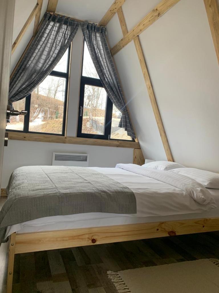 Casutele Din Poienita Villa Comarnic Luaran gambar